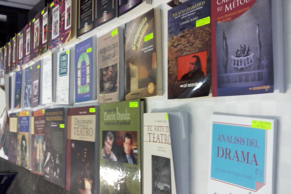 BooksnTherapies's tweet photo. De aquí al domingo, espectaculares descuentos y libros de hasta $50 en el Stand Escenología, en la #FeLit2016 (Actuación, Dirección, etc.) https://t.co/yu4Hyd16Go