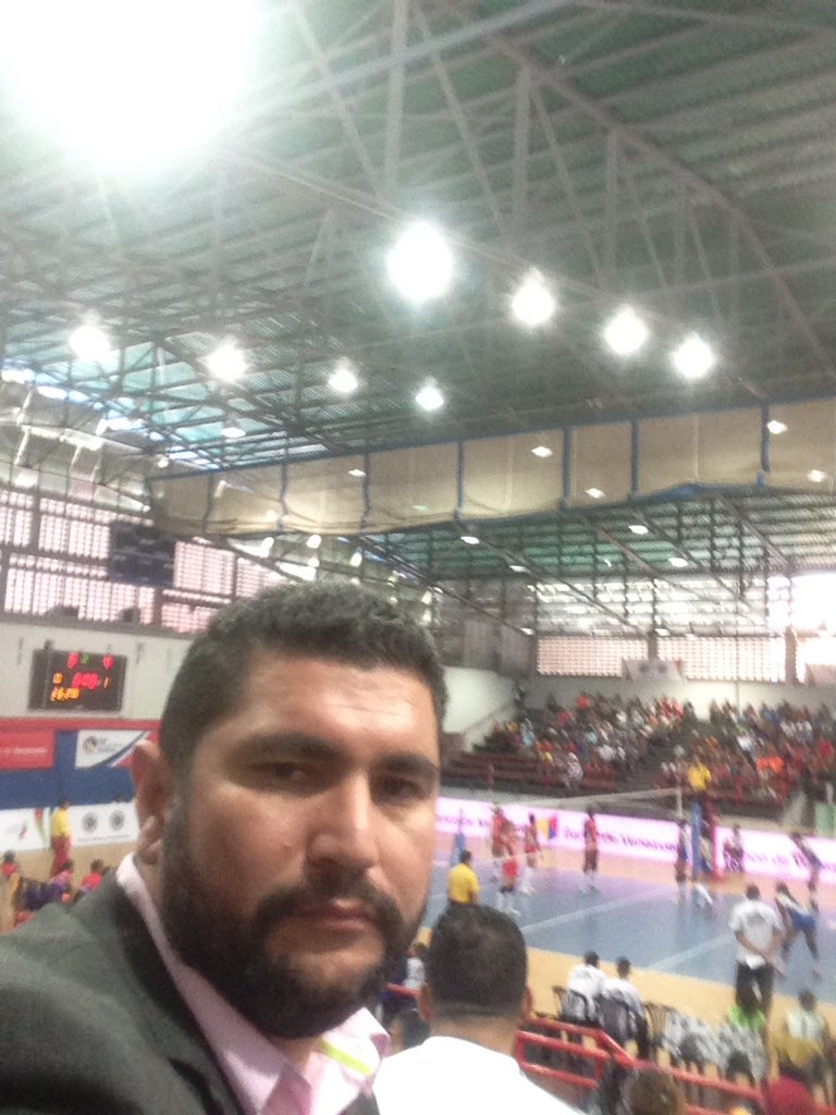 LegeaAmericas's tweet photo. @eepedroza disfrutando un tremendo espectáculo deportivo @LVVoficial @AraguaVoleibol @LegeaAmericas https://t.co/wzGEkFvAKS