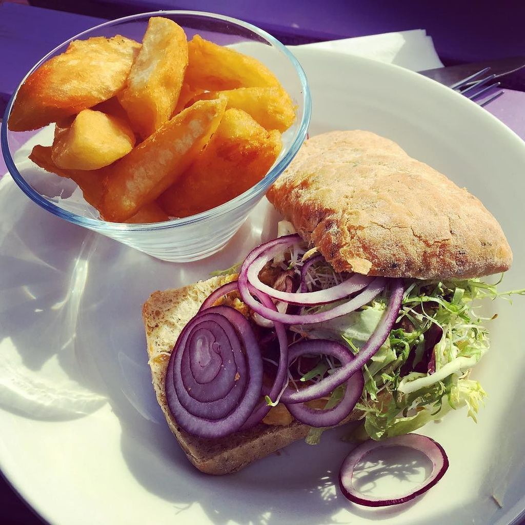 RunEatFly's tweet photo. Visited #margate for a day trip from London today. I had a vegan chickpea and barley burge… https://t.co/6SnAuFsoOZ https://t.co/ffkfYTP7TA