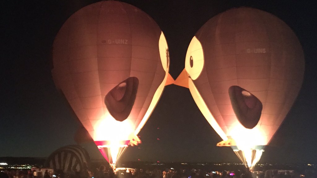 FlyPenguinUK's tweet photo. Romance..... It's getting hotter in #Albuquerque @balloonfiesta @XBallooning @madelinedenise @krqe @ABQJournal @KOB4 https://t.co/JeALIzN3Ue