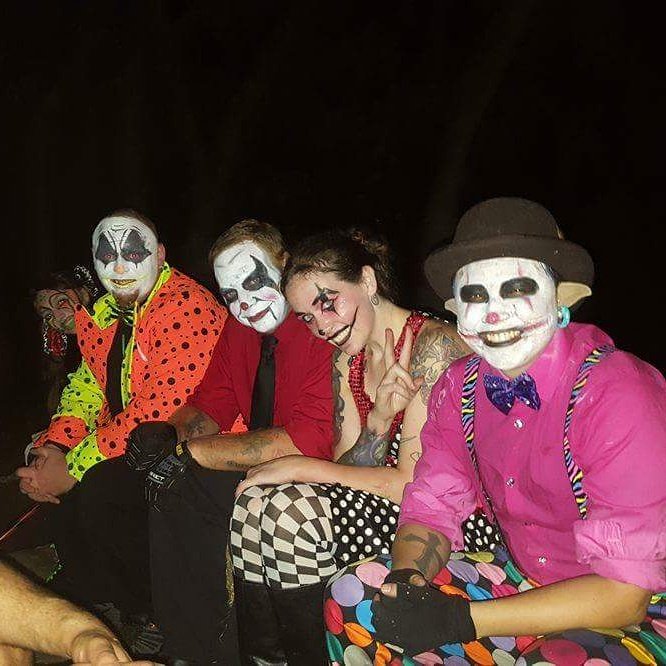 TwistedFxx's tweet photo. @HauntedAngelus #clowns #firedancers #hayride https://t.co/PA34fEauGX
