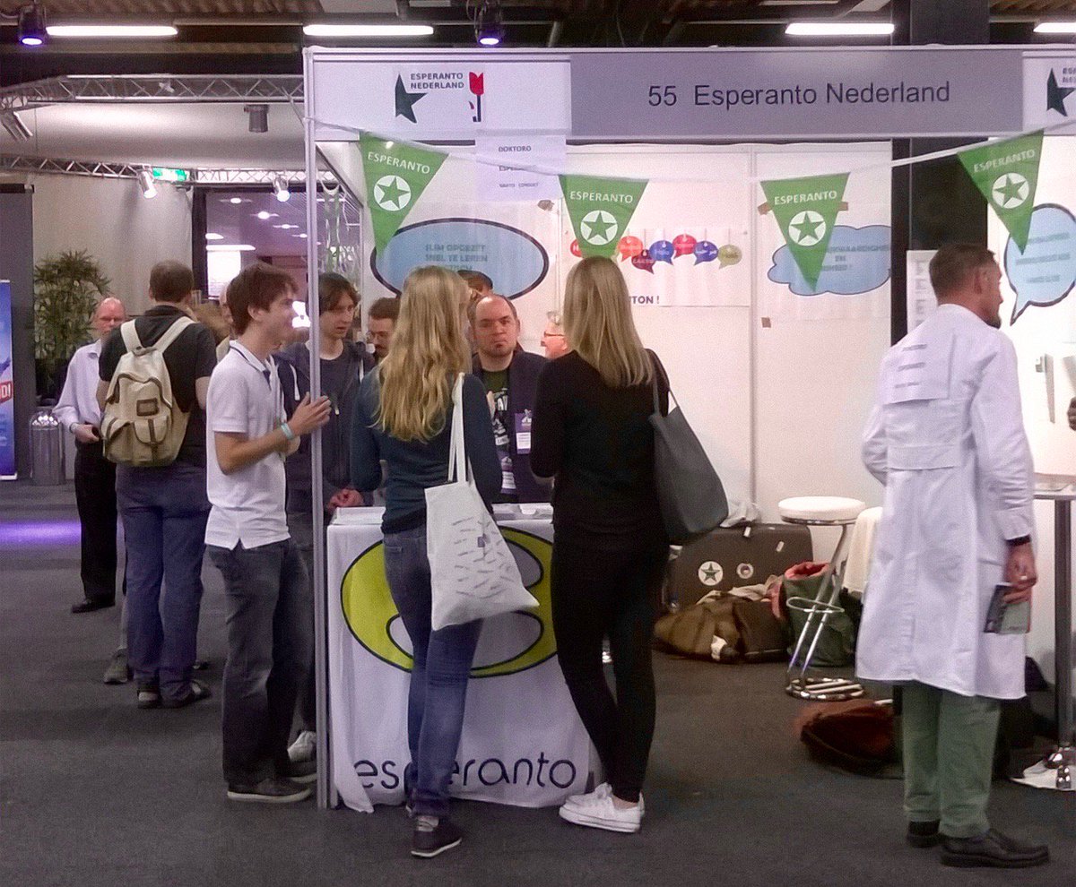 EsperantoNL's tweet photo. La informbudo de asocio Esperanto Nederland ĉe la Drongo-lingvofestivalo 2016 en Utreĥto. #Drongo2016 https://t.co/h60NOPaoga