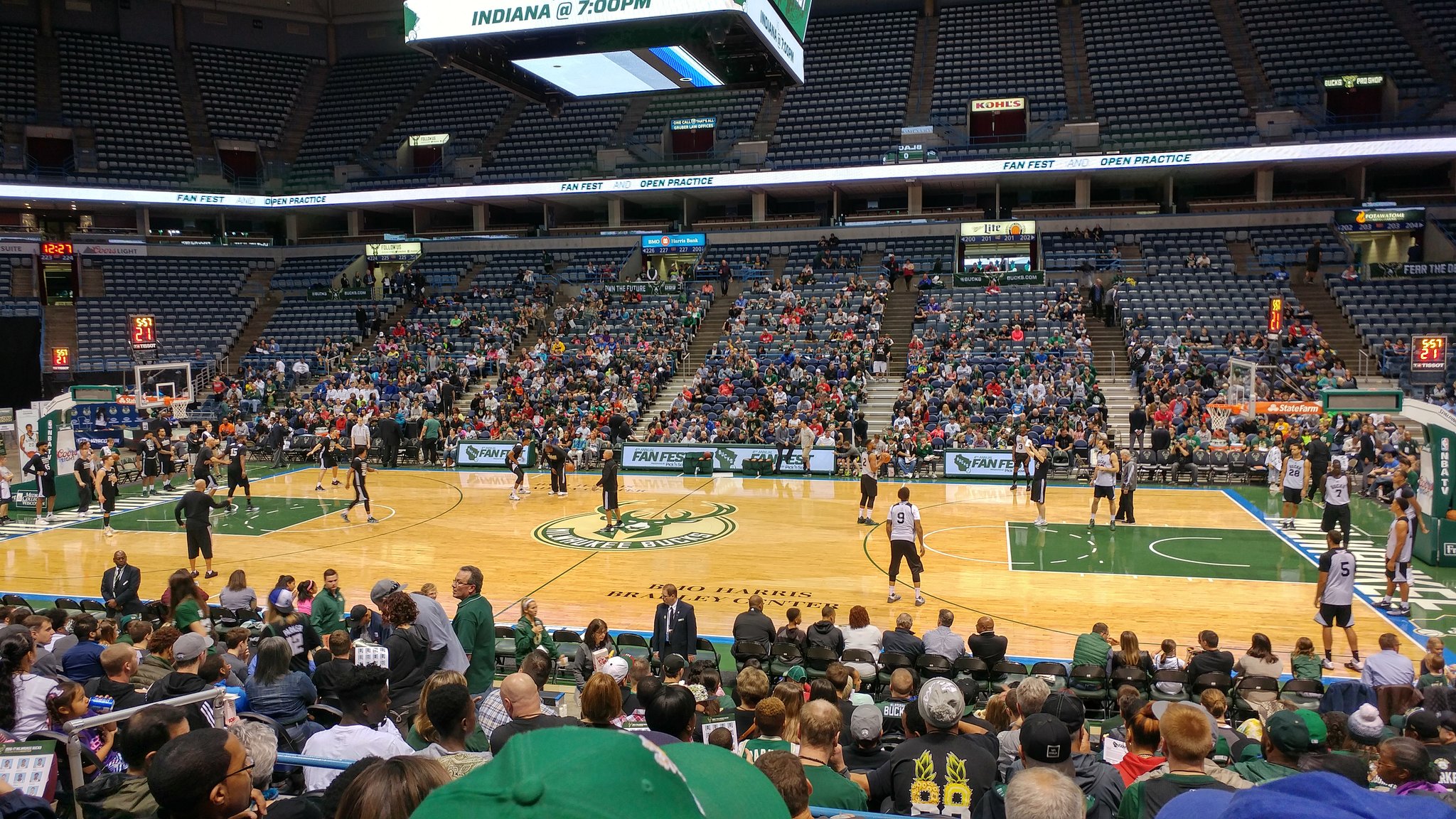 Nice crowd for #BucksFanFest today. @Bucks #FearTheDeer https://t.co/ZbuxzRCfox