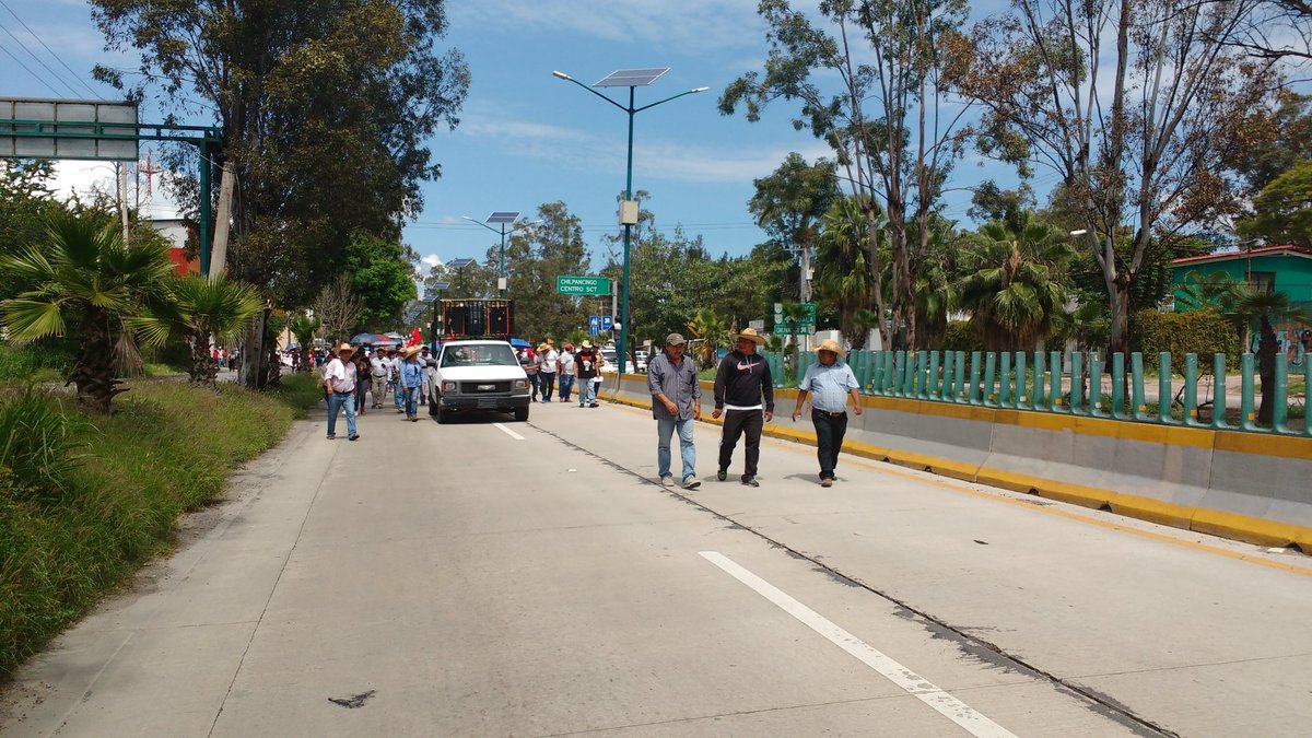 AlaideMtz's tweet photo. #EnEstosMomentos marcha CETEG por #autopistadelsol a un año más de la masacre en #Tlatelolco #2deoctubre https://t.co/VZwOUOWHmm