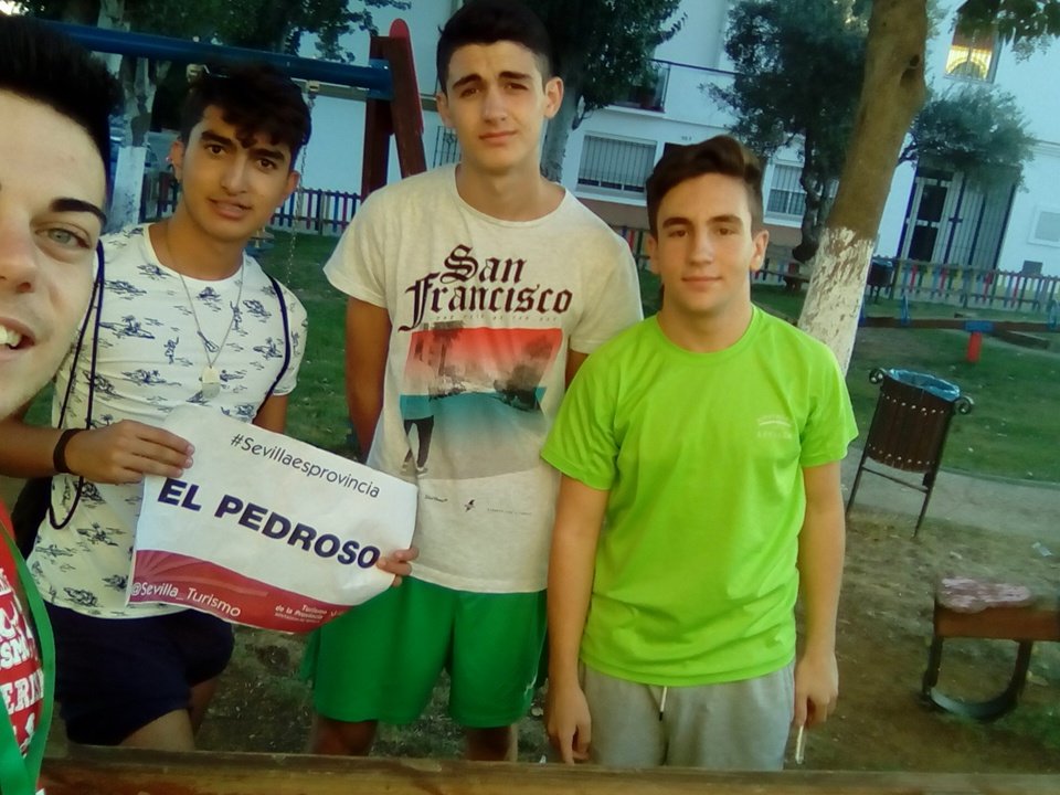 SinlyFriend's tweet photo. @Sevilla_Turismo #Sevillaesprovincia con algunos chavales de El Pedroso https://t.co/1fGtdZFBk2