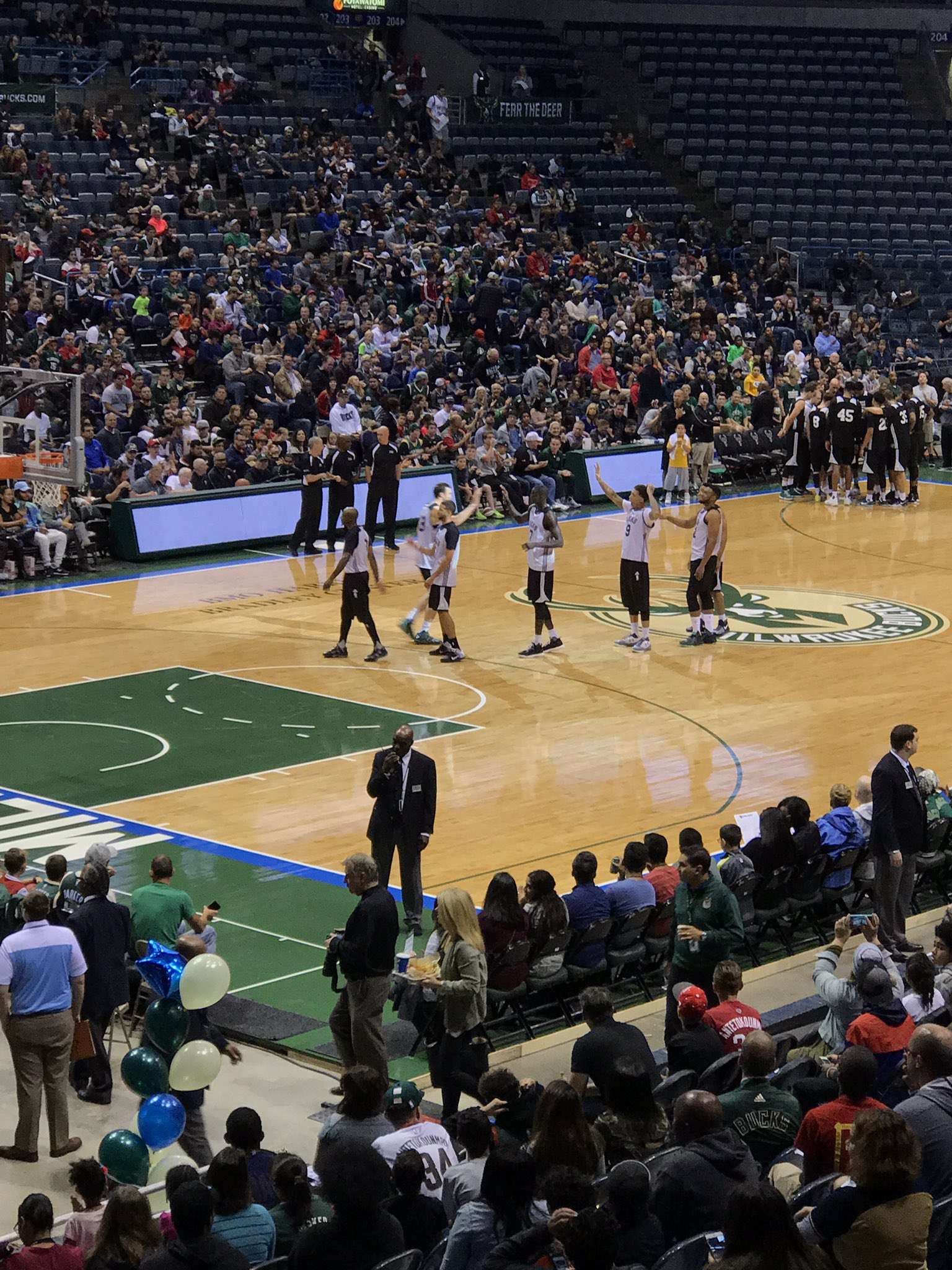 Nothing better than the start of the @bucks season.  #FanFest https://t.co/MJ8VPKGemT