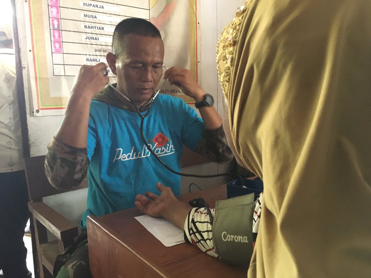 Indosiar_Peduli's tweet photo. Di Desa Dusun Besar ini pasien yg terjaring sebanyak 1.206 pasien dari berbagai poli kesehatan. @TNIAL1 @pundiamalsctv https://t.co/luQmcaXhKB
