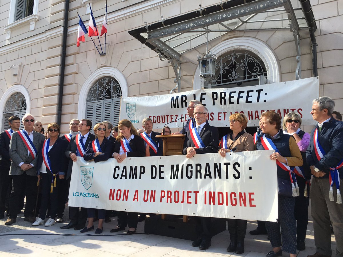 Yvelines1ere's tweet photo. EN IMAGES : Rassemblement devant Mairie #Louveciennes contre le projet de centre d'accueil des #migrants sur le site #Villevert #Yvelines https://t.co/2fICpnGtSZ