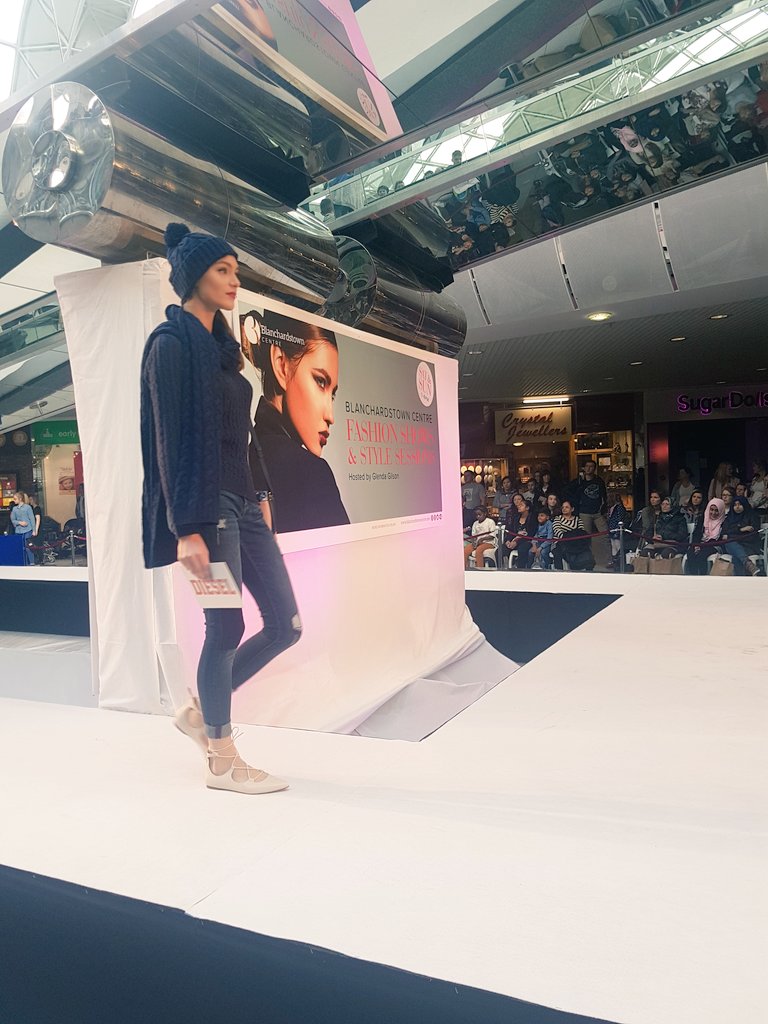 1stoptionmodels's tweet photo. Moving on to Indigo scene! #BlanchStyle #1stOptionModels https://t.co/ZfODgzh9vP
