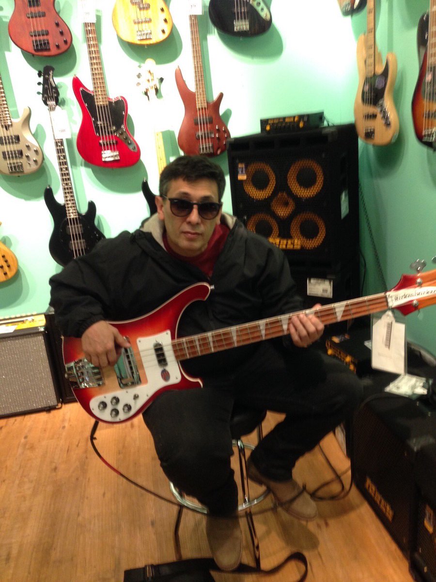 BAJOSORDO's tweet photo. #MOSTRO #Guitarcenter Chicago https://t.co/VcBRf8bXp3