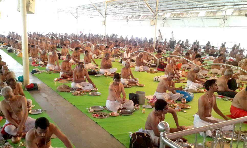 asharamjibapu_'s tweet photo. सर्वपित्री अमावस्या पर विभिन्न संत श्री आशारामजी आश्रमों किया गया किया सामूहिक श्राद्धकर्म एवं तर्पण विधि ।
https://t.co/7VqMbDy367 https://t.co/QGJcmhWNyc