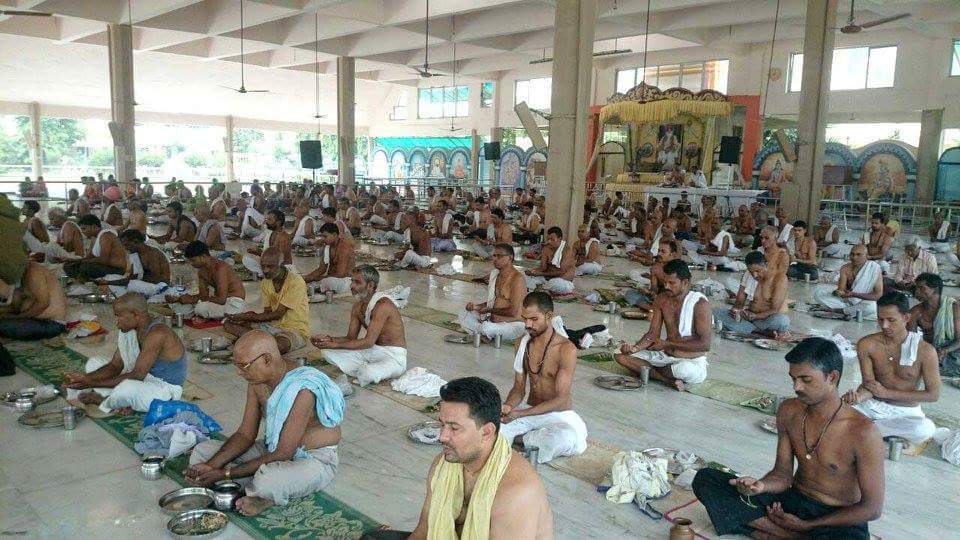 asharamjibapu_'s tweet photo. सर्वपित्री अमावस्या पर विभिन्न संत श्री आशारामजी आश्रमों किया गया किया सामूहिक श्राद्धकर्म एवं तर्पण विधि ।
https://t.co/7VqMbDy367 https://t.co/QGJcmhWNyc