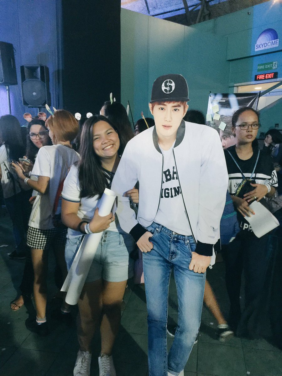 Chenosaur's tweet photo. Thankyou @EXOPhils 💗 Excuse my hagard face kailangan ko talagang ipost yung selfie ko with chanyeol&amp;suho. where's my bb chen tho? huhu 😭 https://t.co/bQQnjY89m4
