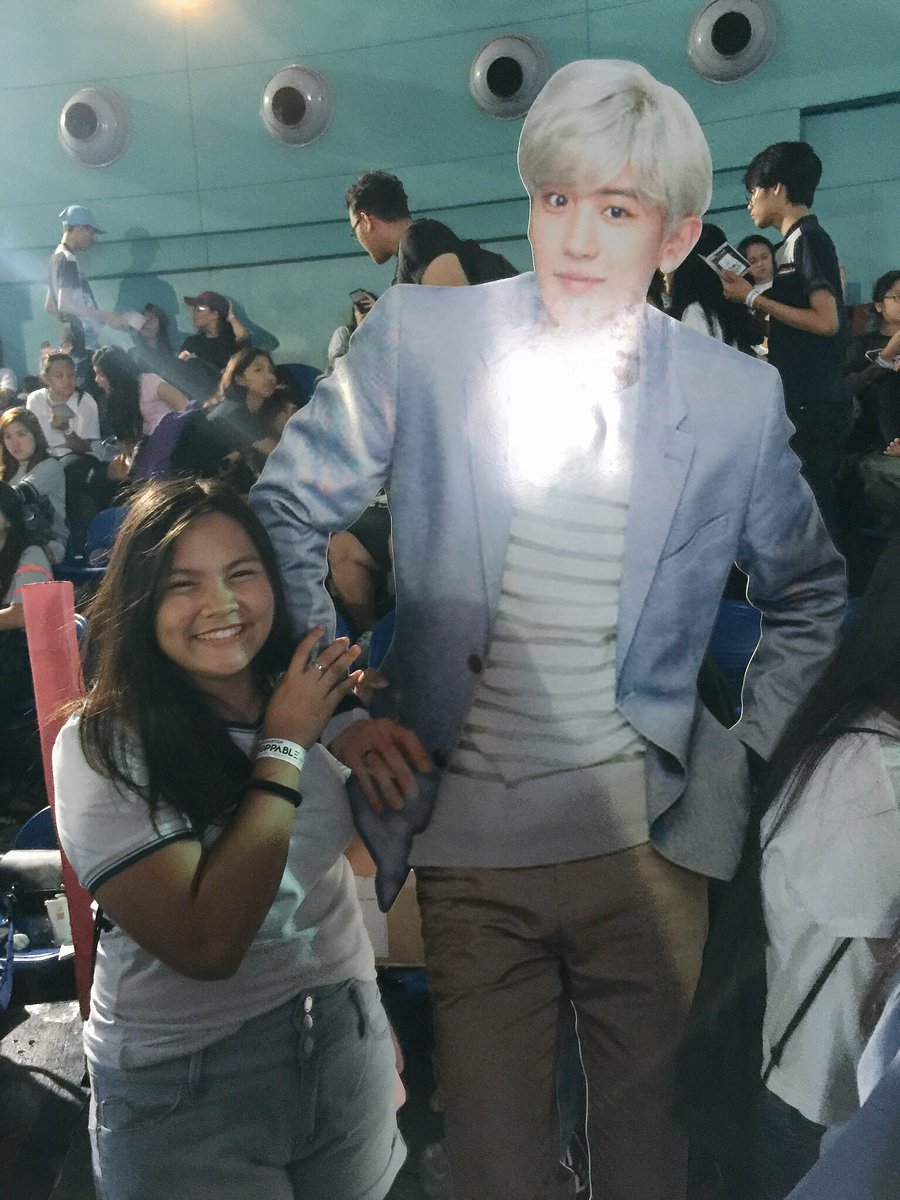 Chenosaur's tweet photo. Thankyou @EXOPhils 💗 Excuse my hagard face kailangan ko talagang ipost yung selfie ko with chanyeol&amp;suho. where's my bb chen tho? huhu 😭 https://t.co/bQQnjY89m4