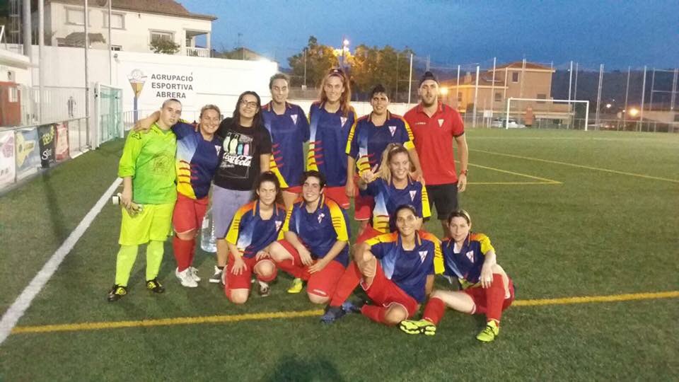 Alexaandra_1503's tweet photo. Ayer primer partido, portera pichichi👐🏼 Victoria fácil 1-6, golito para casa👏🏼⚽️🙆🏻 #cfcunit #abrera #3puntitos #portera https://t.co/QFOoqRntCO
