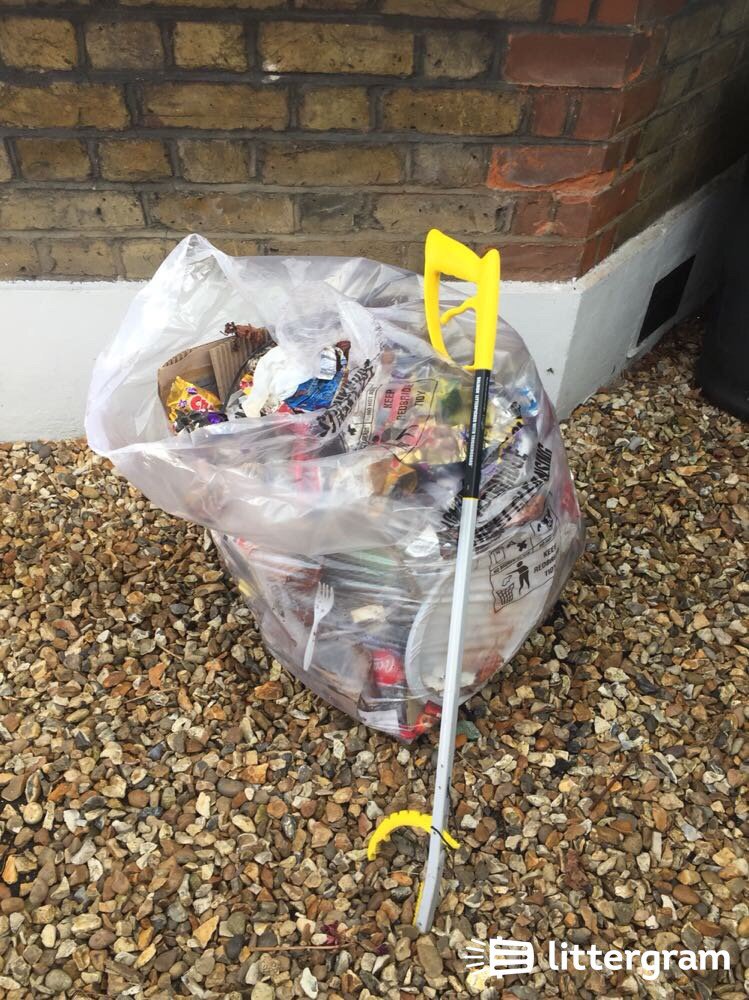 brownie982's tweet photo. A quick litter pick #woodford #prospectrd! Come on peeps pick up ur own rubbish. #Litter @RedbridgeLive @littergram https://t.co/uFP2RKmvzn