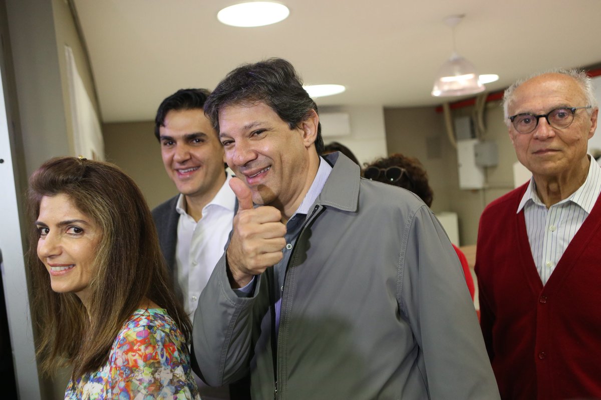 tdbem's tweet photo. suplicy com cara de "sim marta vim votar no seu oponente com o casaquinho que vc me deu no nosso aniversário de casamento em 87" https://t.co/mIVVIlkfP6