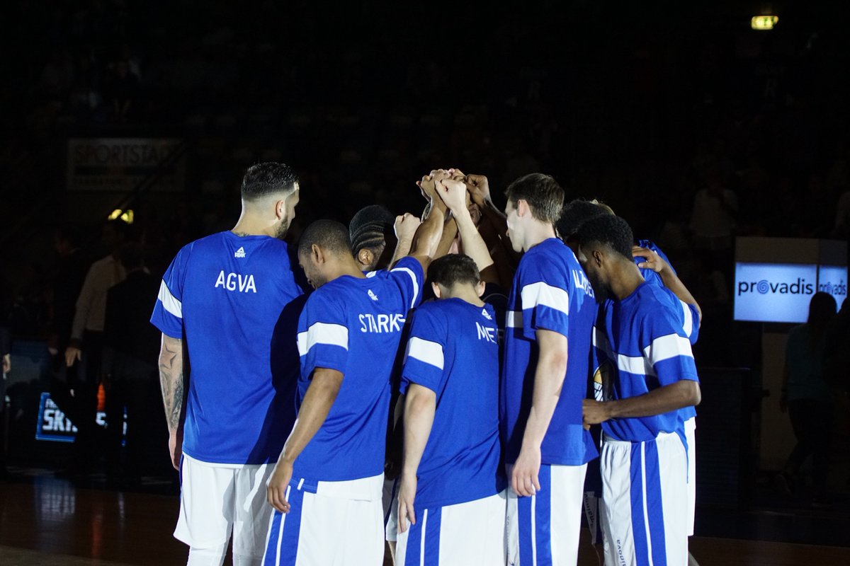 BeckerPictures's tweet photo. Auf geht's @skyliners1999 #geMAINsam zum Siegen gegen @Die_Eisbaeren https://t.co/fjkJm7puYO