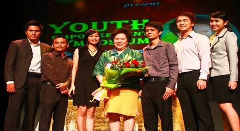 OneFEU's tweet photo. When Sen. Miriam Defensor Santiago visited sometime in 2010, she was wearing FEU's colors of Green and Gold. #RIPMDS https://t.co/iV14cVp1BU