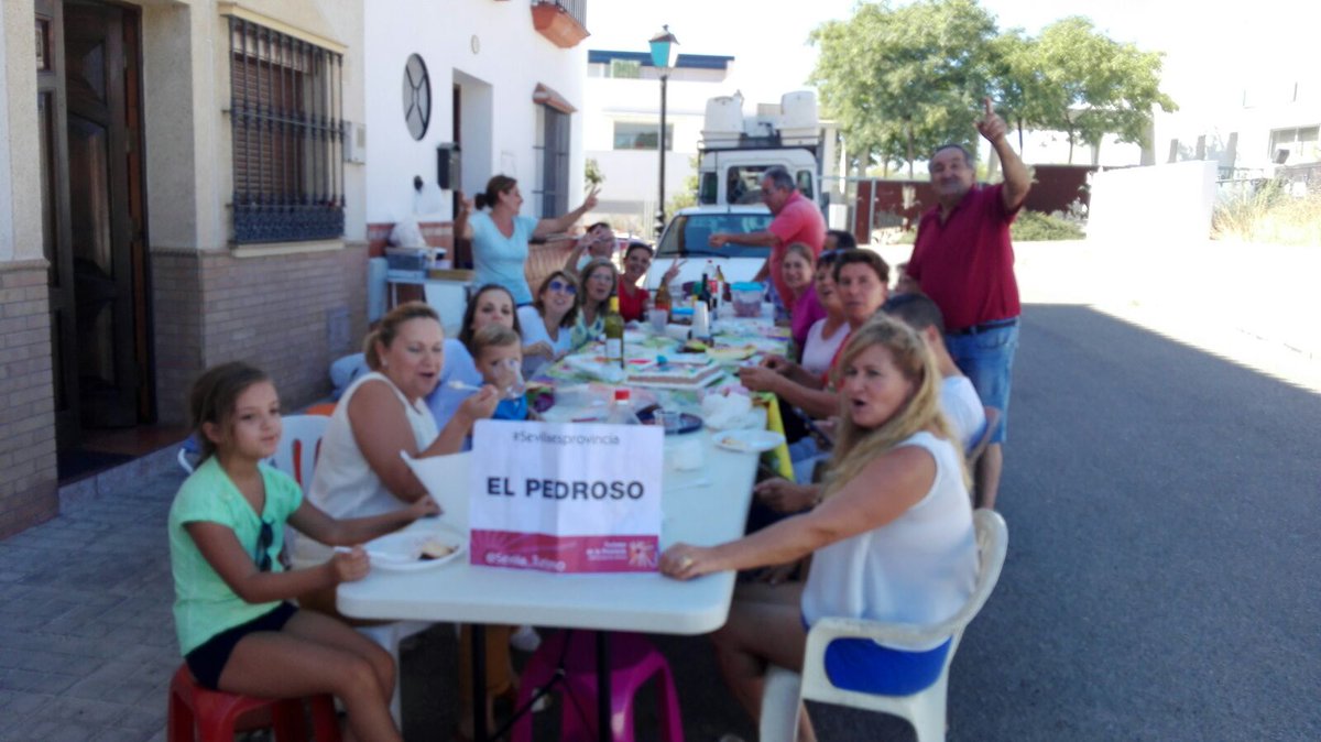 SinlyFriend's tweet photo. @Sevilla_Turismo #Sevillaesprovincia con los vecinos de El Pedroso disfrutando de su gastronomía https://t.co/yABCCwwHOy