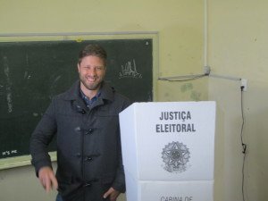 paranaportal's tweet photo. “O Ibope tem patrão”, diz Requião Filho, ao votar em Curitiba #Eleições2016  https://t.co/qs1t7jBtxI https://t.co/qykgOAPB0c