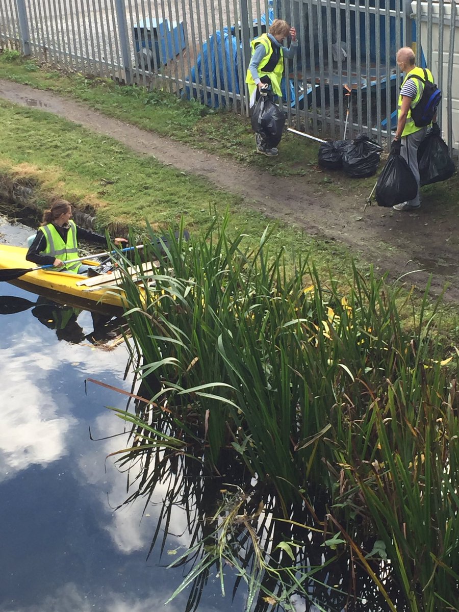LaurenceBu's tweet photo. Great litter picking events with #FriendsofSloughCanal today @CRTLondon @SloughCouncil @sloughobserver https://t.co/VwgB51YECX