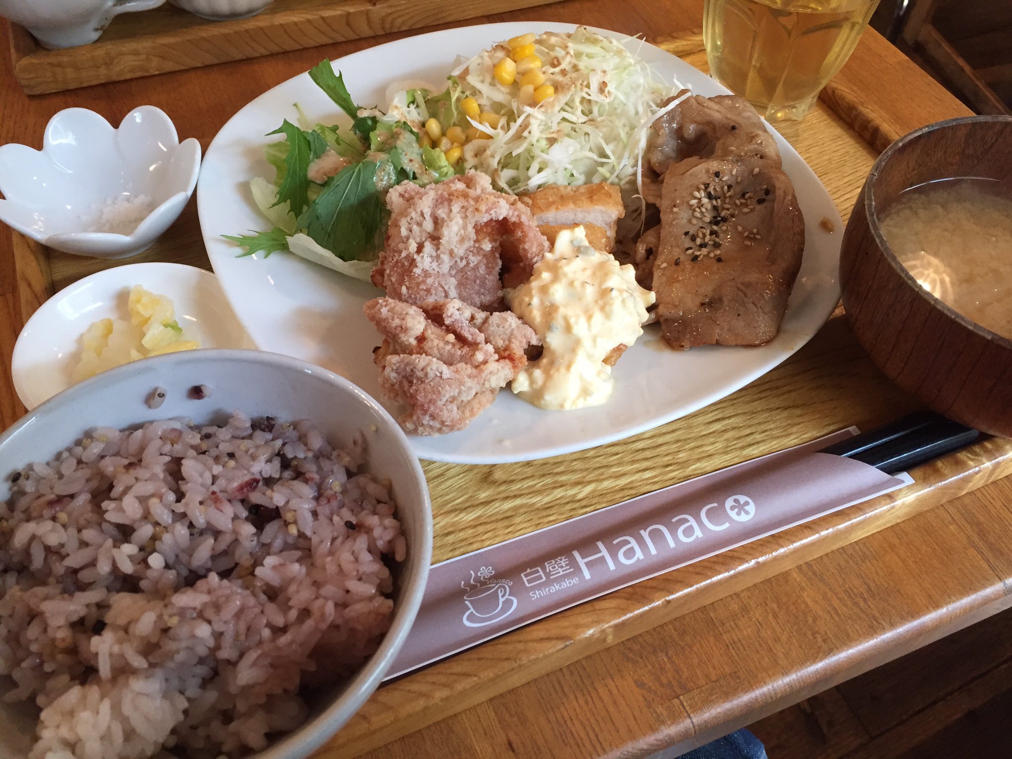 Twitter 上的 おいでよ名古屋 おいなご お洒落なカフェご飯を食べに 名古屋においでよ 白壁hanaco の選べるランチを食べよう メイン料理を 唐揚げ 好きなメイン２品の中から選べるよ 雑穀米は無料で大盛りに変更できて フリードリンク付きなのが嬉しいね