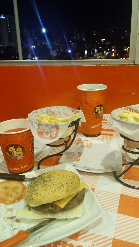 julieth2711's tweet photo. 😍💑👫Amo cada minuto a tu lado @jsbotero76 te amo mi vida #momentos #comida #miscarnes 🍔🍟🍵 https://t.co/mkRrJvicy5