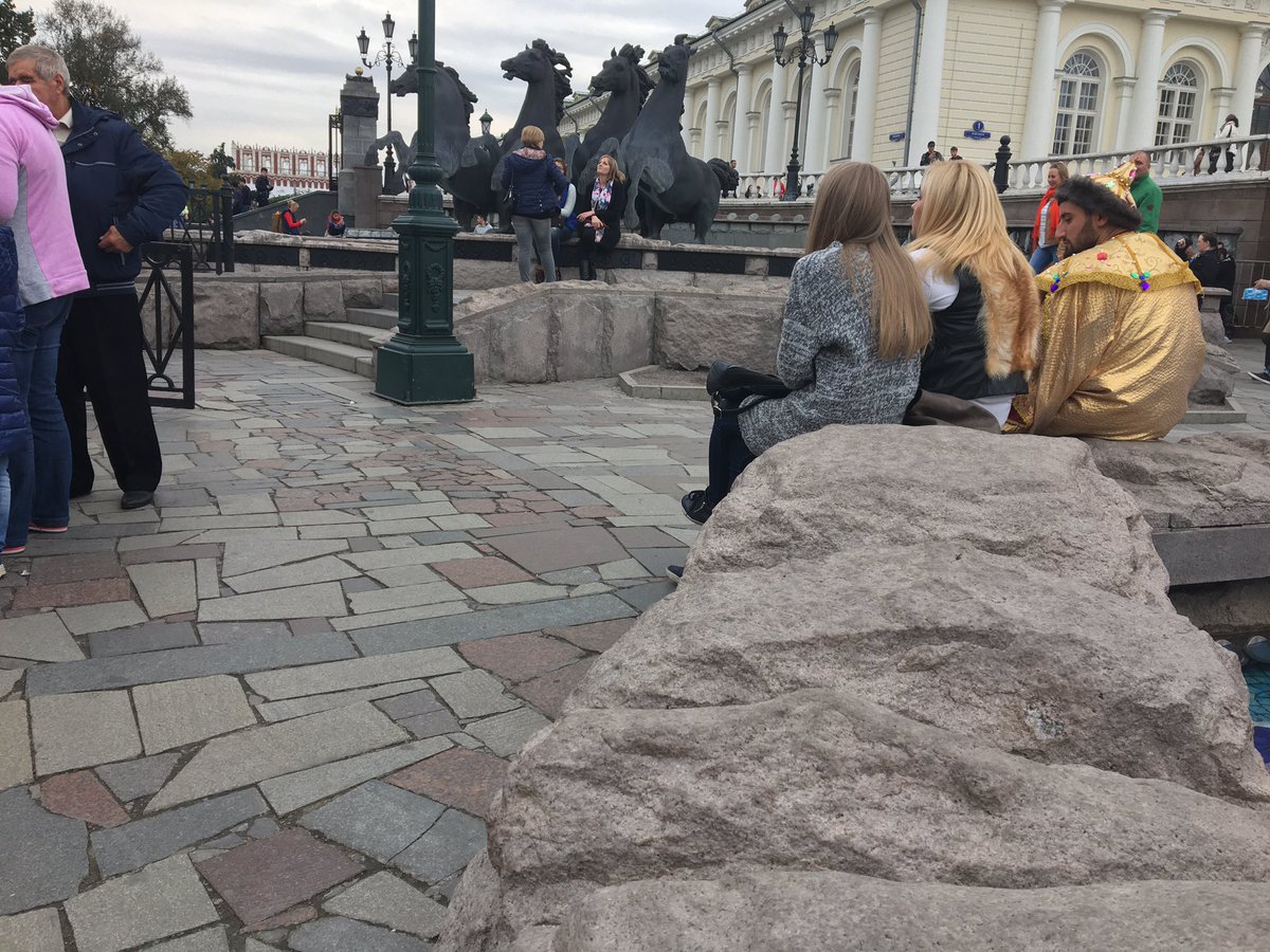 Приходил еще Петр 1 с голубями, но он этих девушек совсем не впечатлил