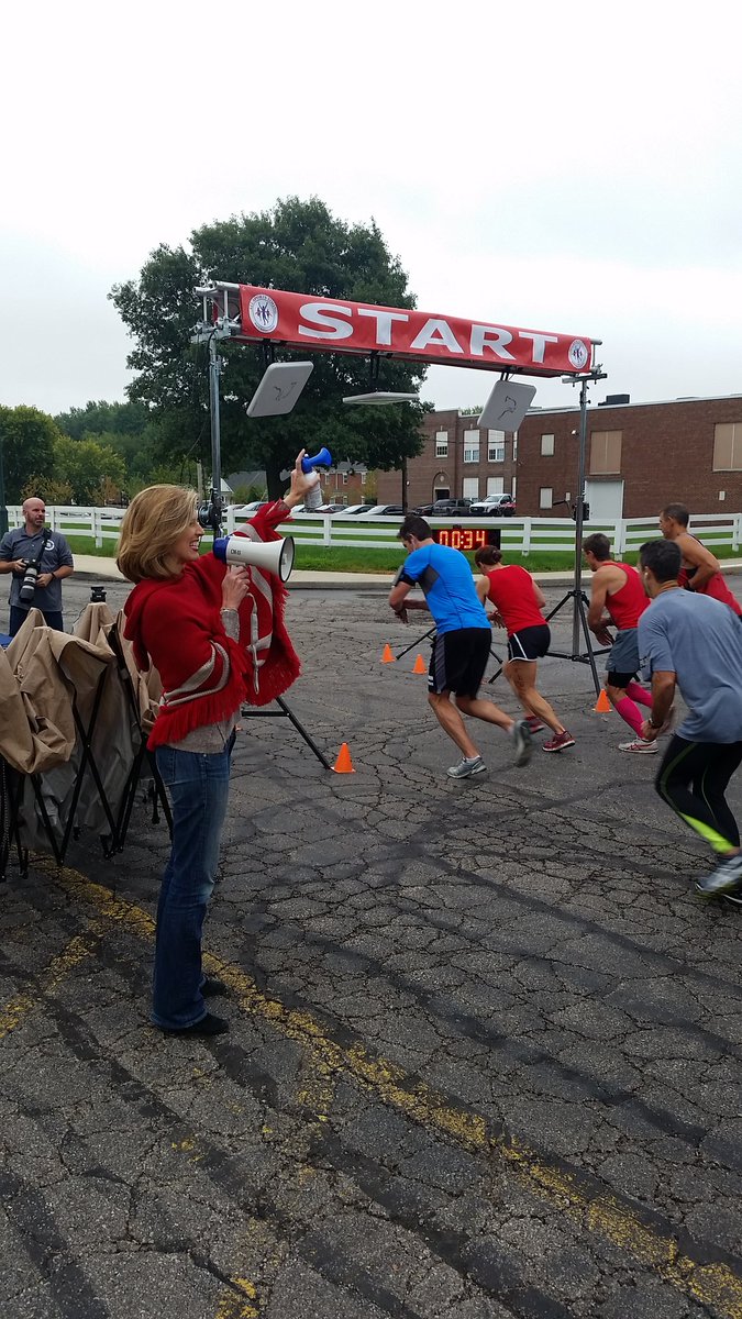 LiftingHopes's tweet photo. @Kristyn10TV signaling the start of the #PumpAndRun 5K! Best of luck to our runners! https://t.co/ch4VfNJLPd