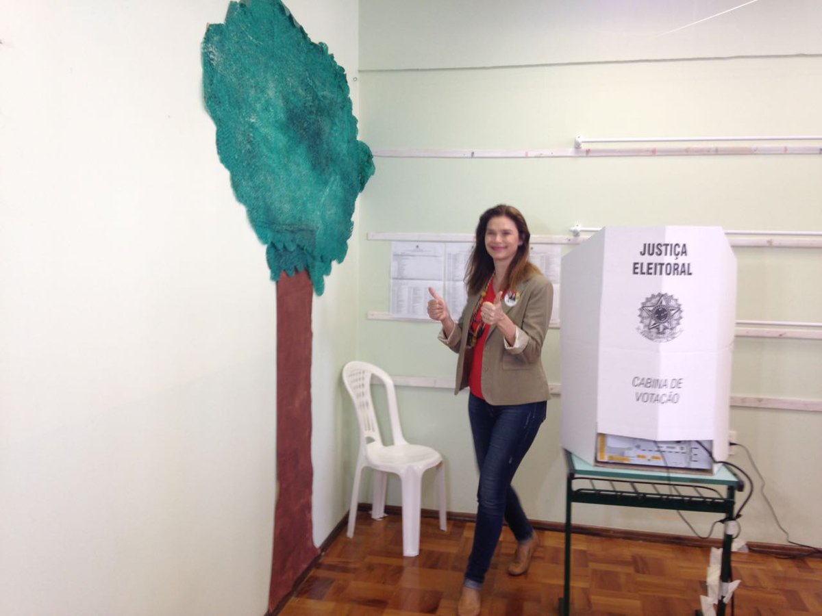 angela_albino's tweet photo. #Angela65 está #Agora na sua zona eleitoral para votar #65 :) #Eleicoes2016 @angela_albino 65 #CoragemPraMudar https://t.co/nRj4KYTHZb