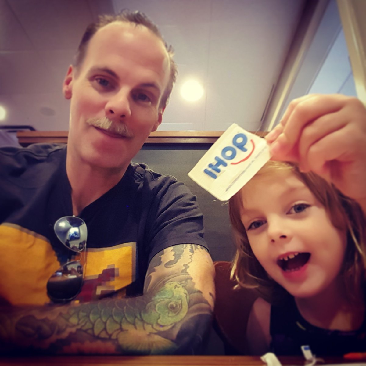 LYONtommy1872's tweet photo. #IHOP #breakfastofchampeens #daddydaughteradventure #daddykat #millykat #sugarpacket https://t.co/7xJQ2DZ2it