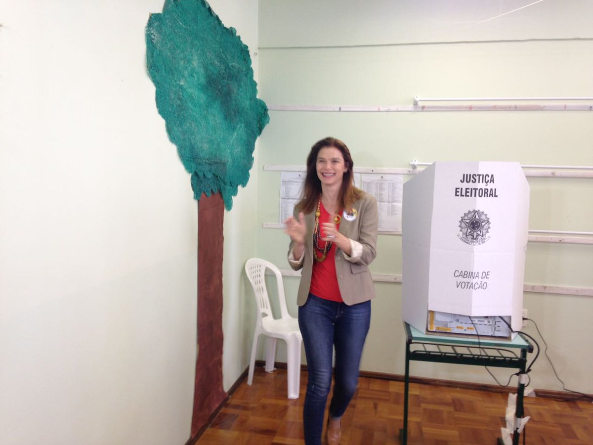 angela_albino's tweet photo. #Angela65 está #Agora na sua zona eleitoral para votar #65 :) #Eleicoes2016 @angela_albino 65 #CoragemPraMudar https://t.co/nRj4KYTHZb