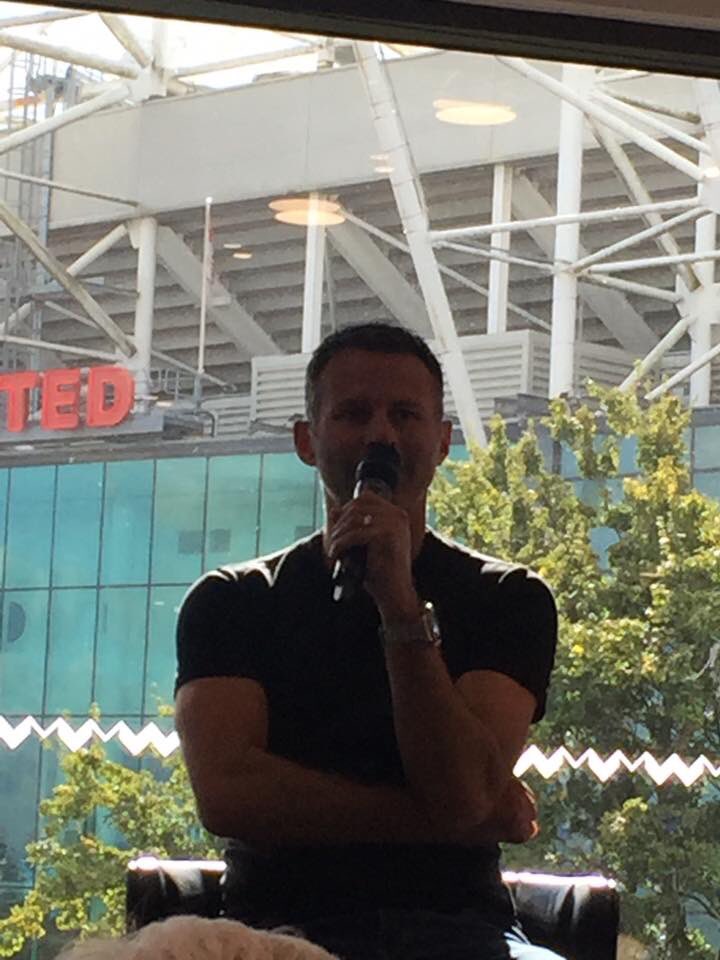 nezbaker68's tweet image. Utd draw,ive burnt the kids waffles🙈 ....and my wife @baker_kerry just got to her table for her sunday dinner #fronttable 🙄#largeGandT