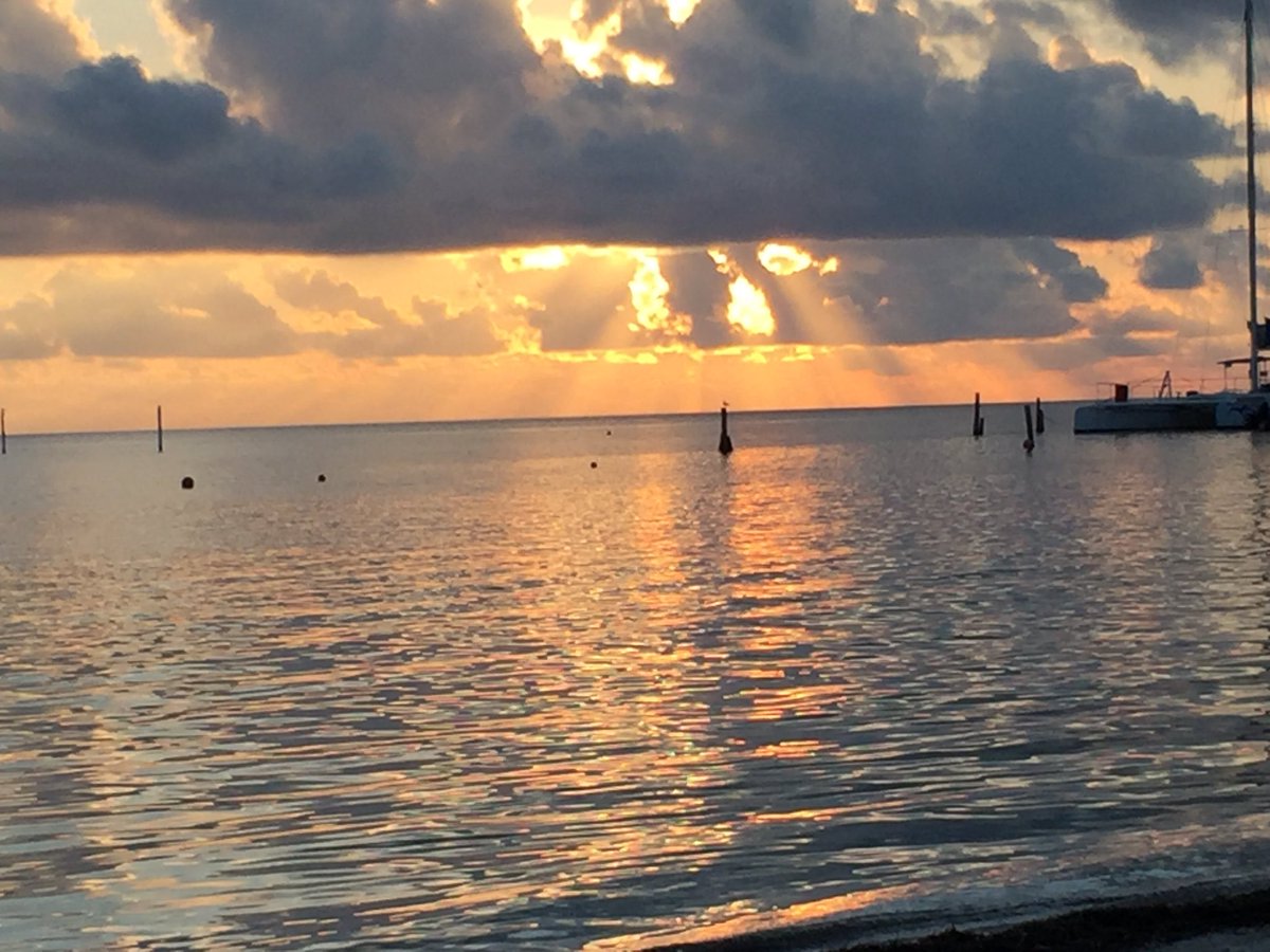 lbuster2's tweet image. Cancun sunrise