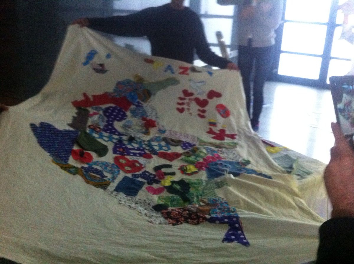 manolitosalazar's tweet photo. Los Colombianos en Alemania hacen el mapa de Colombia con pedazos de tela para tejer un nuevo país, gran idea https://t.co/7LIBkMH0eN