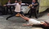 lasillarota's tweet photo. #VIDEO Surge #LadyCompromiso : Una propuesta de matrimonio que casi termina en tragedia https://t.co/gnvda7s7f6 https://t.co/WdFjLIArve