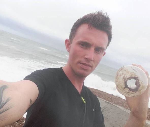 litterati's tweet photo. Today's Pic: "Selfie Beach Clean Up " by @mikeychambers_ https://t.co/G8vHujR99H