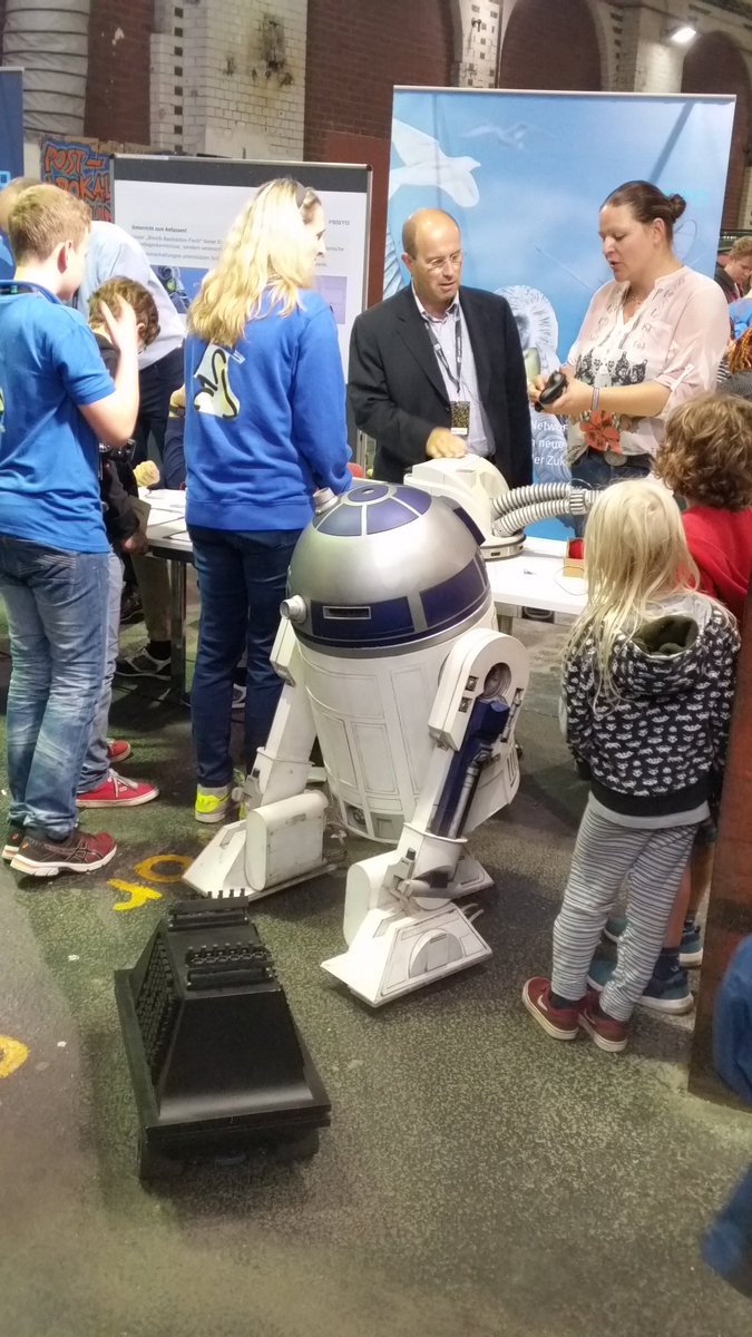 reiner95's tweet image. R2D2 auf der #mfb16 , leider nur ferngesteuert von der Dame in blau