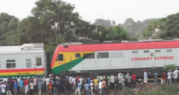 Fatiiche's tweet photo. Le train #ConakryExpress ne circulera plus à compter de ce #2Octobre2016.https://t.co/z9RCax5o9e #Kibaro #Guinée https://t.co/13NFM8kHE2