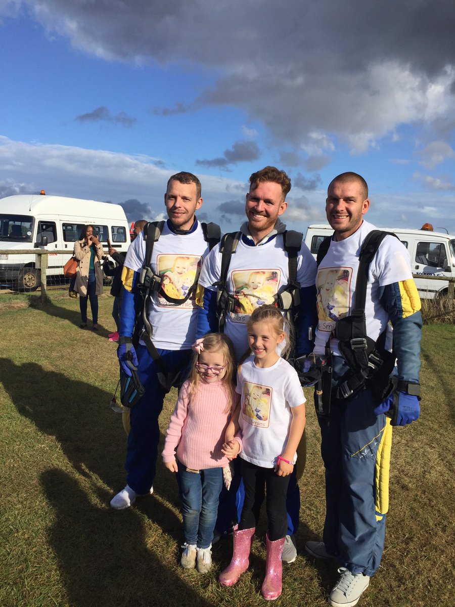 IslasSmiles's tweet photo. They did it ๐๐ฉ #planejump #islassmile https://t.co/V0nrcN11al https://t.co/96xvPmPXpL