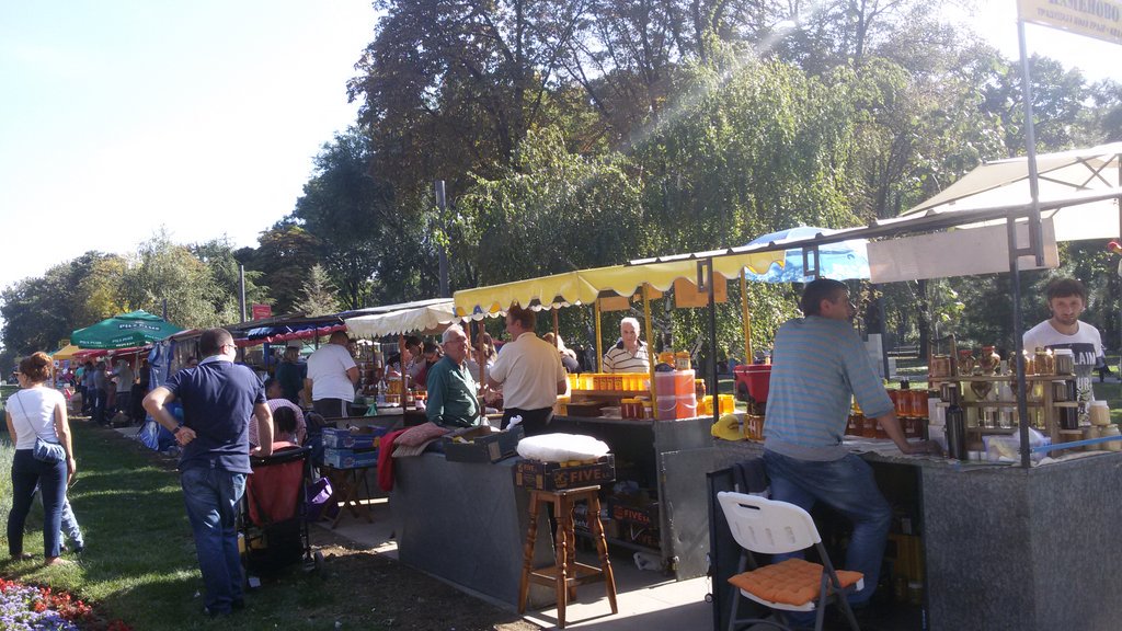 JelenaMKandic's tweet photo. #SajamMeda #Pčelarstvo2016 #HoneyExibition #BeekeepingFair #Beograd #MojaSrbija 🔴🔵⚪
Uživancija družeći se sa ovim divnim ljudima.🌳🐝🌿🍯🌲 https://t.co/KzGjeJbTIo
