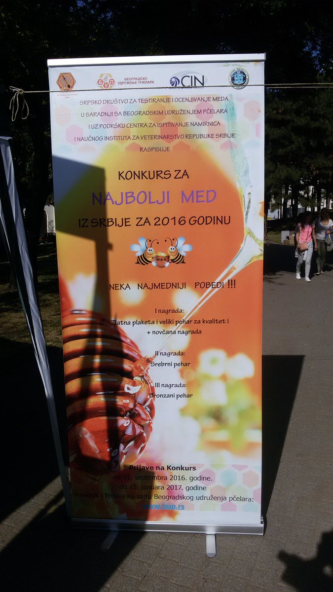 JelenaMKandic's tweet photo. #SajamMeda #Pčelarstvo2016 #HoneyExibition #BeekeepingFair #Beograd #MojaSrbija 🔴🔵⚪
Uživancija družeći se sa ovim divnim ljudima.🌳🐝🌿🍯🌲 https://t.co/KzGjeJbTIo