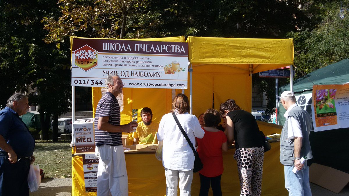 JelenaMKandic's tweet photo. #SajamMeda #Pčelarstvo2016 #HoneyExibition #BeekeepingFair #Beograd #MojaSrbija 🔴🔵⚪
Uživancija družeći se sa ovim divnim ljudima.🌳🐝🌿🍯🌲 https://t.co/KzGjeJbTIo