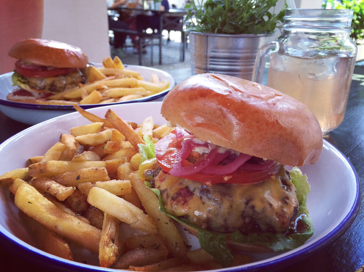 PolifkaJoe's tweet photo. #ottosburger #foodporn #hamburg #univiertel #grindelhof #burgertime #fries #fruitdrinks https://t.co/krNfBXBy03