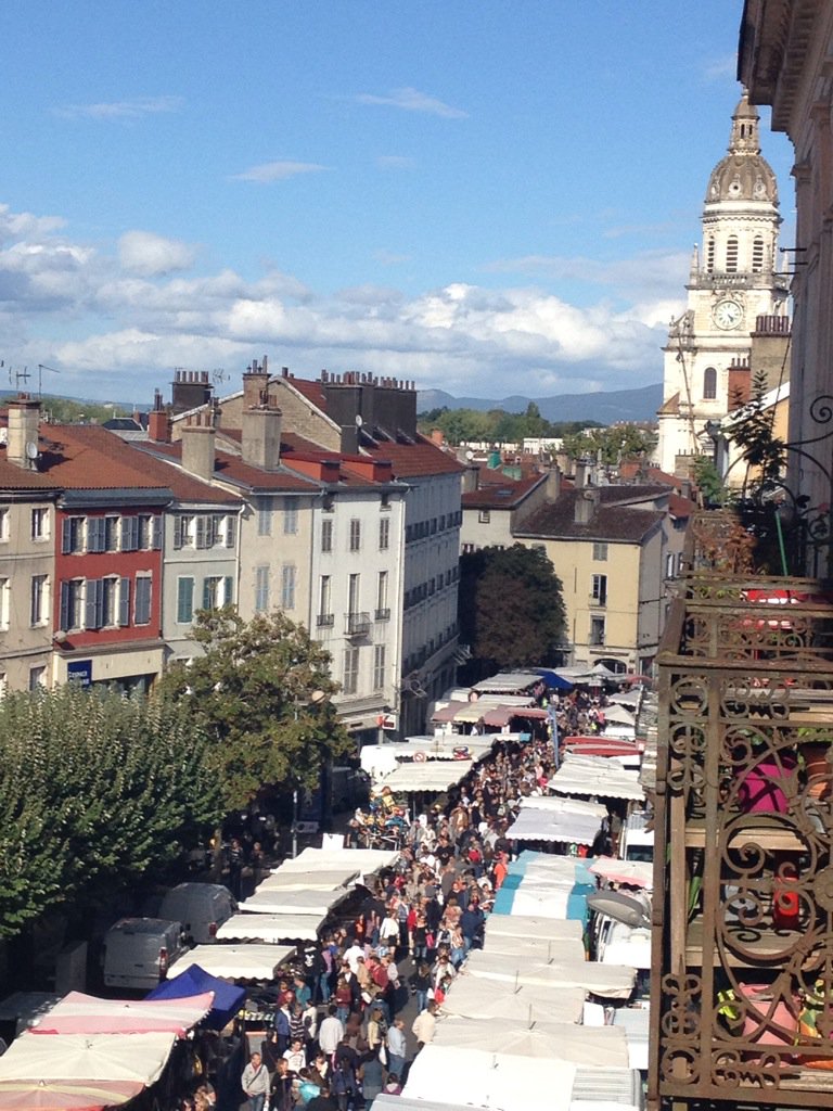 IsabelleMaistre's tweet photo. Comme qui dirait une foule a la braderie d'automne de @Bourg_en_Bresse Bravo aux commerçants! #DimancheSoleil https://t.co/NtGtBpWE9h