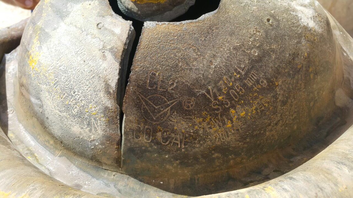 Charles_Lister's tweet photo. IMPORTANT:

Bombs marked as "CL2" (i.e. Chlorine) dropped by #Assad regime helicopters in #Hama earlier today.

(via @SyriaCivilDef) https://t.co/Et4jg38zOg