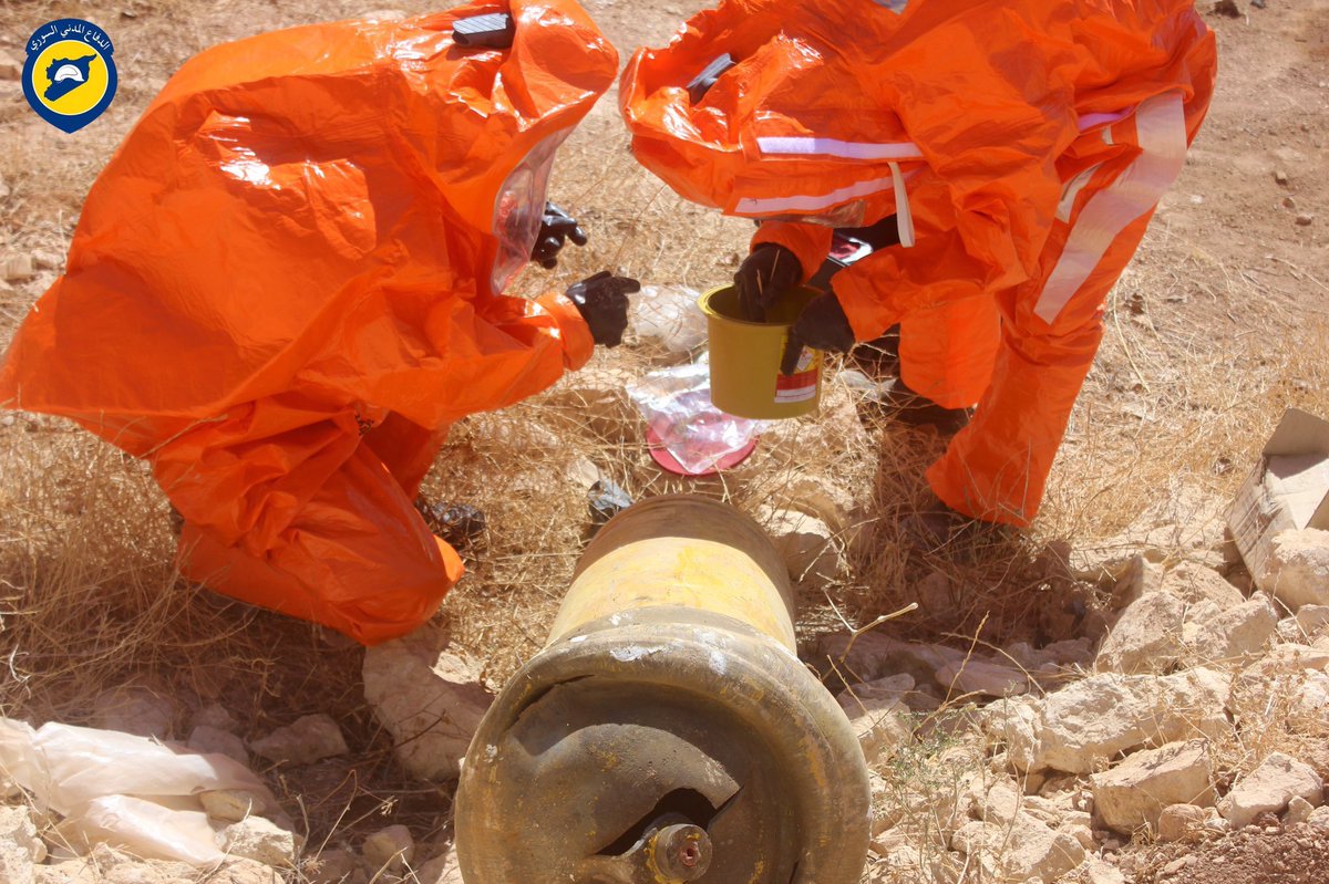 Charles_Lister's tweet photo. IMPORTANT:

Bombs marked as "CL2" (i.e. Chlorine) dropped by #Assad regime helicopters in #Hama earlier today.

(via @SyriaCivilDef) https://t.co/Et4jg38zOg
