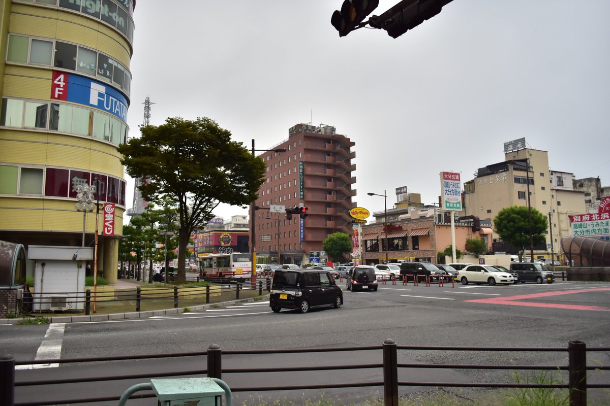 type1155_DD's tweet photo. 大分県へPCゲーム「時を紡ぐ約束」の聖地巡礼に行ってきました！その９
「学園近くの道」
大分市から離れ、別府駅近くの「北浜交差点」からトキハ別府店前
ひっそりと別府タワーも写って��す
#ときそく https://t.co/YIlt3K8Kvp