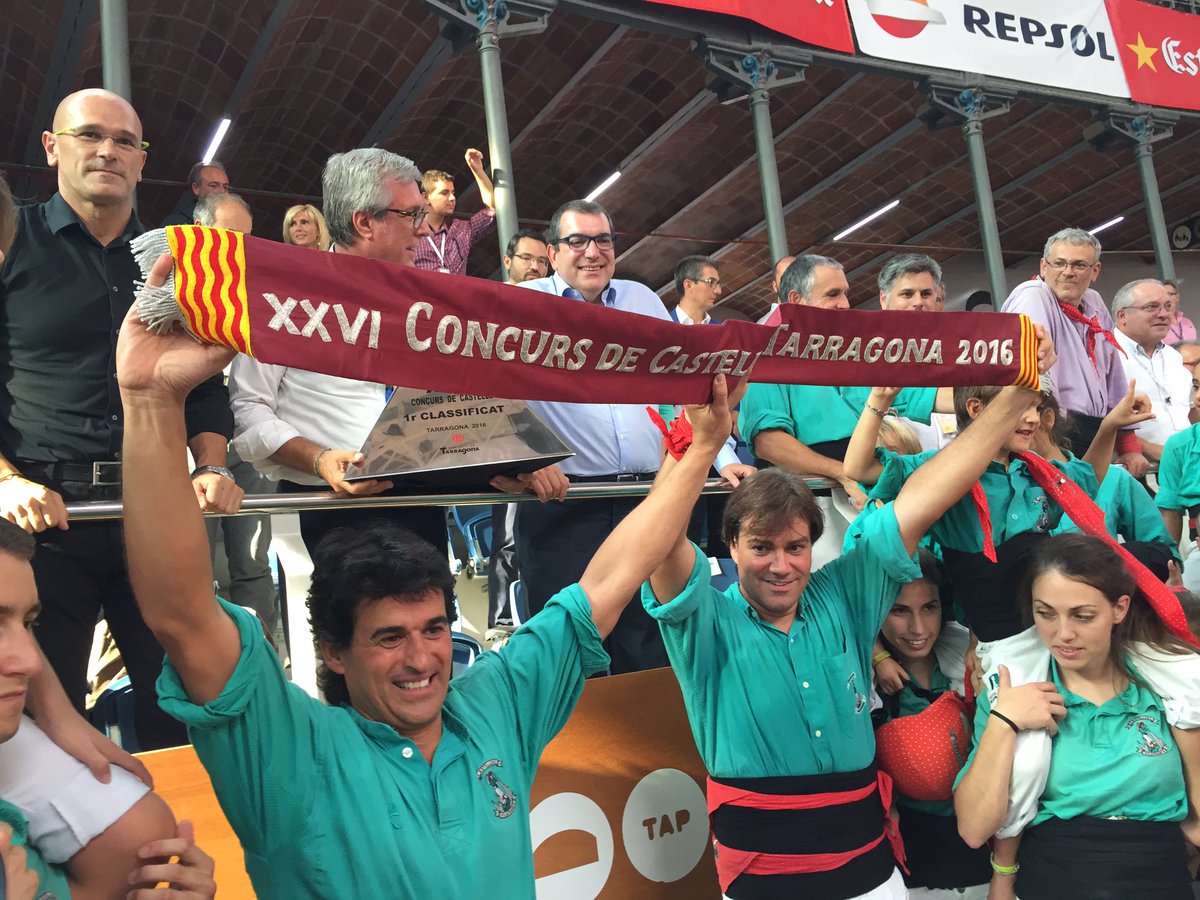 concurscastells's tweet photo. Els @Verds recullen el premi com a guanyadors del #ConcursTgn2016 Felicitats colla https://t.co/adR74w44NB